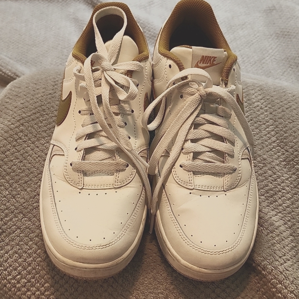 Nike Women's White & Tan Sneakers